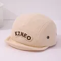 Détail macro du velours côtelé beige et de la broderie KZNEO sur la casquette pour enfant - 46-48 cm / Style KZNEO Beige