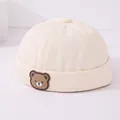 Gorro docker infantil en algodón blanco roto con parche de oso y borde doblado - Insignia de oso de silicona (Patrón 4) / Beige