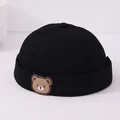 Gorro Docker negro clásico para niños pequeños con un lindo parche de oso y borde vuelto - Insignia de oso de silicona (Patrón 4) / Negro