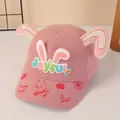 Detalle de gorra de pana rosa para niños con orejas de conejo y bordado Joyful colorido - Niños 2-6 Años 48-53CM / Rosa