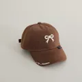 Cappellino da baseball marrone scuro per bambini con fiocco bianco e scritta NOMBER sulla visiera - 50-52CM / caffè