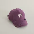 Cappellino viola per bambini con ricamo a fiocco bianco e dettagli laterali - 50-52CM / Viola