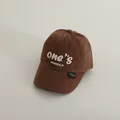 Cappellino da bambino caffè scuro con ricamo 3D bianco ONE'S NOMBER scritte - Taglia unica / Caffè (Stile 1)