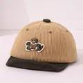 Casquette bébé en velours côtelé kaki et vert foncé avec un écusson ours mignon - Khaki (Modèle 2)