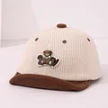 Casquette de baseball bébé en velours côtelé beige et marron avec patch ours mignon - Beige (Modèle 2)