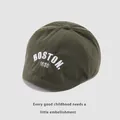 Detalle de gorra de pana para niños en verde oscuro con bordado de Boston - Boina con Bordado de Letras (TJZQ04) / Verde Militar