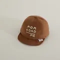 Cappellino neonato marrone in maglia a nido d'ape con ricamo MOM+DAD=ME e visiera - Bimbo 0-3 Anni 46-48CM / Marrone scuro