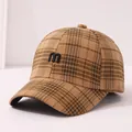 Cappellino da baseball scozzese marrone per bambini con ricamo M e visiera - 50-54cm (3-10 Anni) / Quadri Marroni
