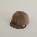 Braune Baby-Baseballmütze mit Lucky-Stickerei und weichem Bärenmuster aus Plüschstoff - Karamell