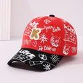Kinder Hip-Hop Baseballkappe in Rot und Schwarz mit Graffiti und goldenem K-Logo - Kinder 2-6 Jahre 48-52CM / Rot