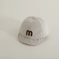 Beigefarbene Baby-Baseballkappe aus Waffelbaumwolle mit braunem M-Stick für Kinder - 46cm-48cm / Beige