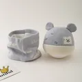 Detail von Baby-Winterstrickmütze und Schal-Set mit dickem, warmem Fleecefutter und Bären-Patch - Baby 6-24 Monate / Graublau