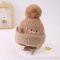 Gebreide kaki babymuts met beer borduursel en een grote nepbont pompon detail - 2-6 Jaar / Khaki