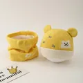 Detailansicht von Baby Wintermütze und Schal Set mit Fleece-Futter und Bären-Aufnäher - Baby 6-24 Monate / Gelb
