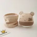 Detail der Baby-Strickmütze und Schal-Set mit Bärenohren und weichem Plüschfutter - Baby 6-24 Monate / Khaki