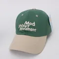 Détail de la broderie 3D blanche sur une casquette de baseball en coton vert et beige - Taille unique (Enfants) / Vert Herbe