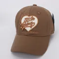 Détail d'une casquette marron avec broderie Fearless Youth et écusson en forme de coeur - Taille Enfant / Café Foncé