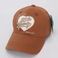 Détail d'une casquette marron foncé avec broderie cœur blanc et texte Fearless Youth - Taille Enfant / Café Clair