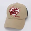 Gros plan sur une casquette kaki avec broderie cœur et lettrage Fearless Youth - Taille Enfant / Kaki