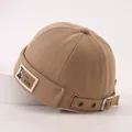 Nahaufnahme der khakifarbenen Dockermütze mit Bären-Patch und Metallschnalle - 50-52CM / Khaki