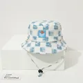 Detalle de gorro de pescador infantil a cuadros azules y blancos con parche HAPPY y cordón - 47-50cm / Azul cielo