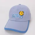 Détail d'une casquette de baseball pour enfant avec broderie BEERUS et écusson chat - Bleu ciel
