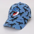Detail van de blauwe kinderpet met dinosaurus borduursel en hoogwaardige stiksels - Kinderen 3-10 Jaar (50-54CM) / Blauw
