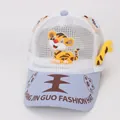 Dettaglio della rete traspirante bianca e tigre cartoon 3D sul berretto per bambini - Blu