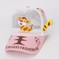 Dettaglio del cappellino rosa da neonato con tessuto a rete e orecchie di tigre applicate - Rosa
