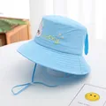 Detalle de gorro de sol azul claro para bebé con bordado de conejo y correa ajustable - Niños 3-7 Años (50-53CM) / Azul Cielo