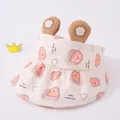 Detail eines rosa Kinder Sonnenhuts mit Bärenmuster und 3D-Ohren auf grauem Hintergrund - Kleinkind (48-50CM) / Orange