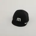 Détail de la casquette bébé en maille noire avec broderie blanche de la lettre M - Jeunes enfants / Noir