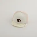 Détail d'une casquette bébé avec filet rose respirant et broderie de la lettre m marron - Jeunes enfants / Beige