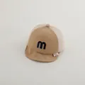 Détail de la casquette bébé en maille kaki avec lettre M brodée et visière souple - Jeunes enfants / Kaki