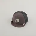 Détail de la casquette bébé avec broderie m blanche et visière souple en tissu mesh - Jeunes enfants / gris foncé