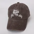 Gros plan d'une casquette de baseball vintage marron avec broderie de dinosaure - Enfants (48-53CM) / Café