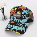 Dettaglio cappellino bambino con stampa graffiti colorati e rete nera traspirante - 3-10 Anni (48-54cm) / Cappello Estivo a Rete / Nero