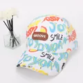 Dettaglio di rete traspirante e scritte graffiti colorate su berretto da baseball bimbi - 3-10 Anni (48-54cm) / Cappello Estivo a Rete / Bianco