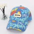Dettaglio del cappellino blu per bambini con rete traspirante e stampe graffiti colorate - Blu zaffiro