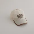 Détail du tissu en maille respirante et de la broderie sur la casquette marron enfant - Enfants 3-10 Ans 50-54CM / Poche zippée