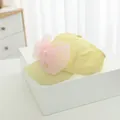 Detalle de gorra de sol para niña con gran lazo de malla rosa y adorno de perla - Talla Infantil / Amarillo
