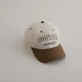 Détail de la broderie 3D Boston University sur casquette en mesh bicolore pour enfant - Enfants 50-54cm / Café