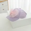 Detalle de gorra infantil lavanda con gran lazo de tul rosa y adornos de perlas blancas - Talla Infantil / Morado