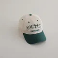 Vue détaillée de la broderie 3D et du mesh respirant sur la casquette vintage - Enfants 50-54cm / Vert Foncé