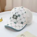 Détail d'une casquette d'été pour bébé montrant le mesh respirant et l'imprimé ours - 48-52cm / Bleu-vert