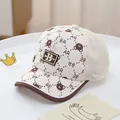 Détail du filet respirant et de l'écusson ours mignon sur cette casquette pour enfants - 48-52cm / café