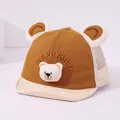 Dettaglio del cappellino estivo per neonati con orecchie da orso e rete traspirante - Bambino circa 0-36 mesi / caffè