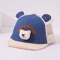 Dettaglio cappello baseball neonato con orecchie da orso, rete e ricamo Happy Baby - Bambino circa 0-36 mesi / Blu