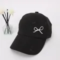 Schwarze Pferdeschwanz-Baseballkappe mit minimalistischem weißem Stickerei-Schleifen-Design - Oben Offene Schleife / Schwarz