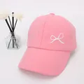 Rosa Sonnenhut mit weißem Schleifen-Stickerei und klassischem Baseballkappen-Design - Oben Offene Schleife / Rosa